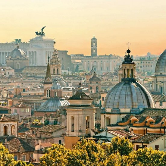 Die Stadt Rom ist in der Ferne zu sehen, mit ihren historischen Gebäuden und dem typischen italienischen Flair.