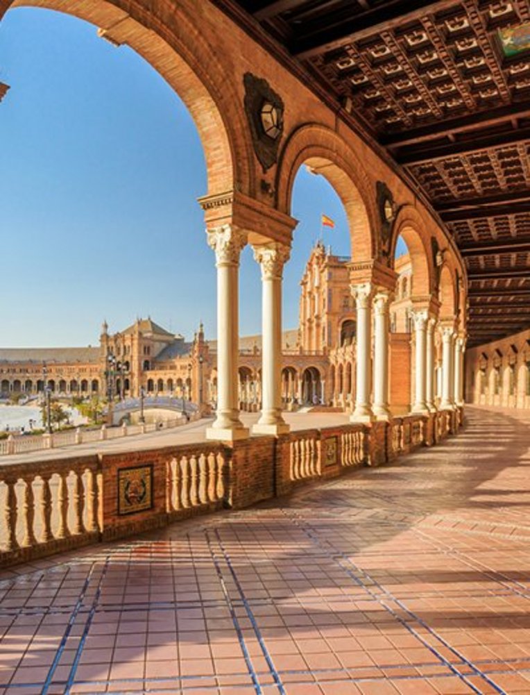 In Sevilla steht ein beeindruckendes Gebäude mit zahlreichen Bögen und Säulen, das die Architektur der Stadt repräsentiert.