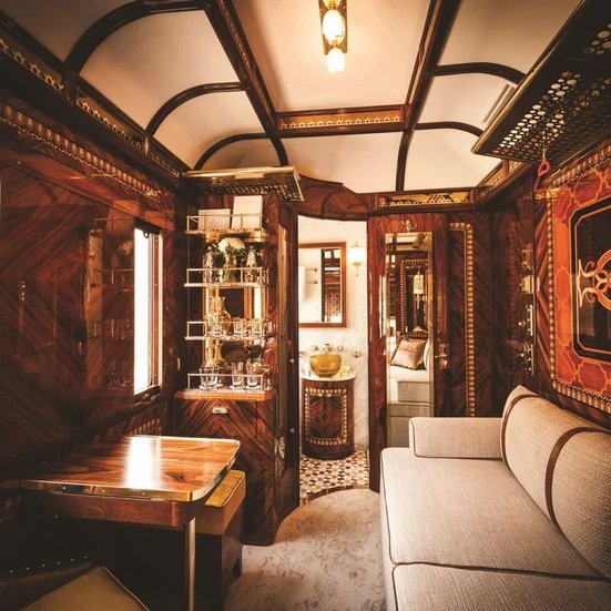  Innenansicht eines Zugabteils der Venice Simplon Express nach Istanbul mit einem Sofa und einem Tisch.