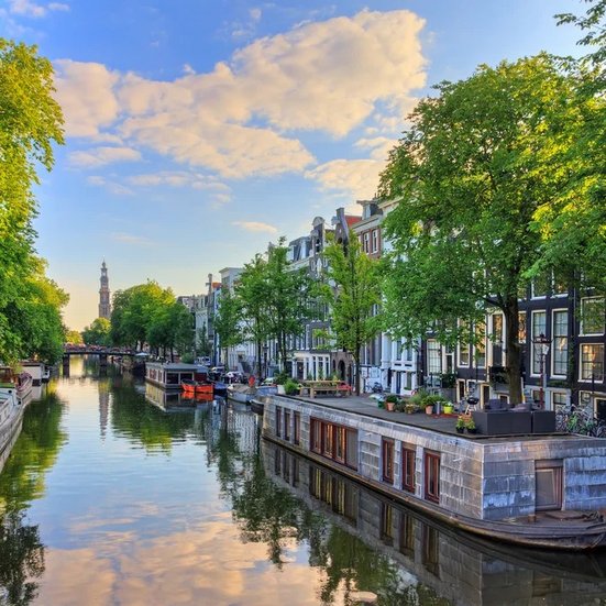 Bild von Amsterdam, Niederlande, mit typischen Grachten und europäischen Architekturdetails.