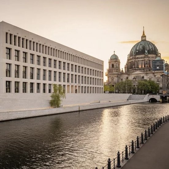 La cathédrale de Berlin et le bâtiment du Reichstag se dressent en arrière-plan, symboles emblématiques de la ville.
