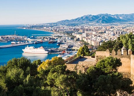 Blick auf den Hafen von Barcelona, Spanien, von der Spitze der Alcazaba aus, mit Segelbooten und der Stadt im Hintergrund.