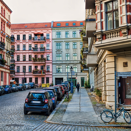 Un vélo garé sur une rue pavée à Berlin, entouré d'architecture urbaine.