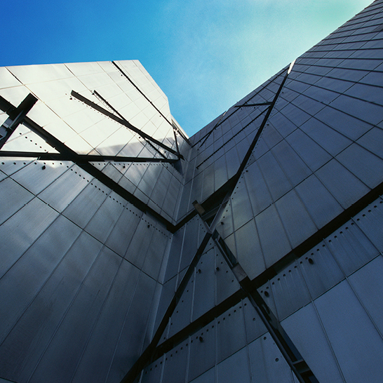 Un bâtiment à Berlin avec une grande structure métallique impressionnante.