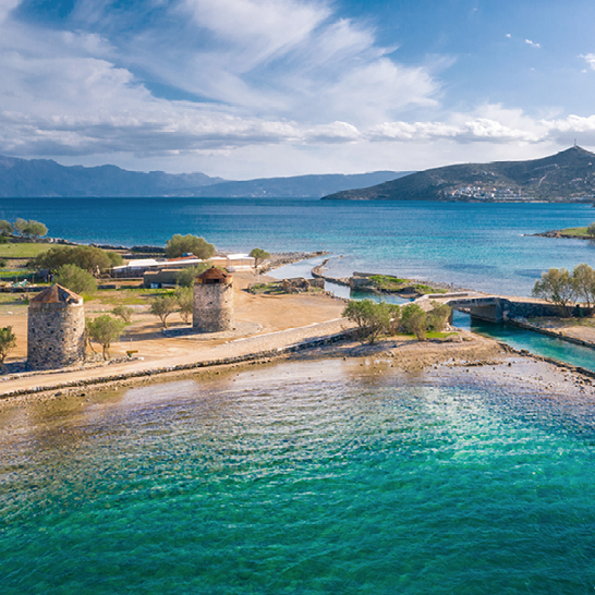 Un bateau flotte dans l'eau près d'une plage à Elounda, en Crète.