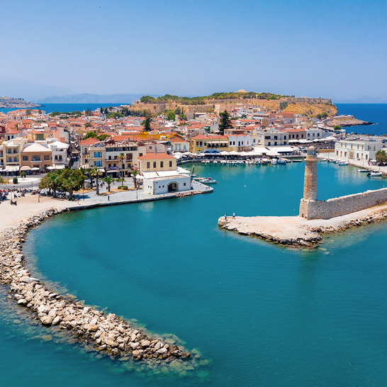 Le port de Crète à Réthymnon, en Grèce, avec ses bateaux et son paysage côtier pittoresque.