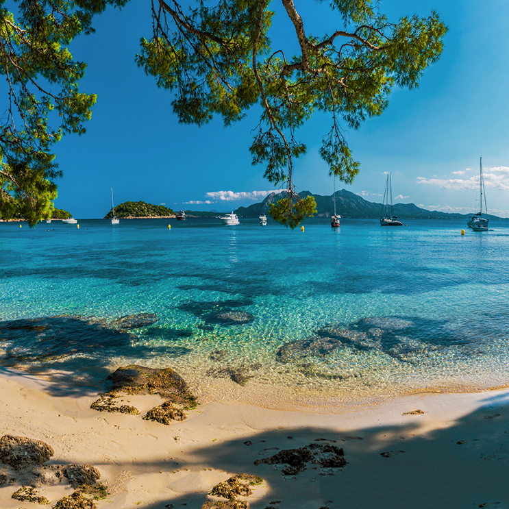 Mallorca Strand mit kristallklarem Wasser, Spanien Badeferien buchen.