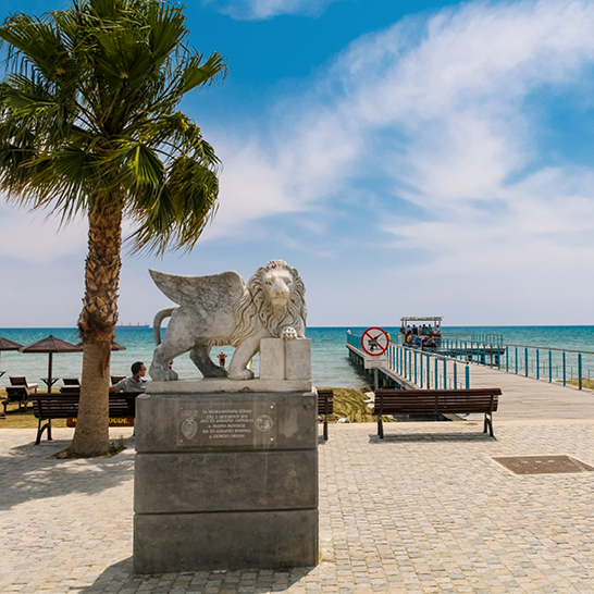 Une statue de Lion sur la promenade de la plage de Lanarka, à Chypre.